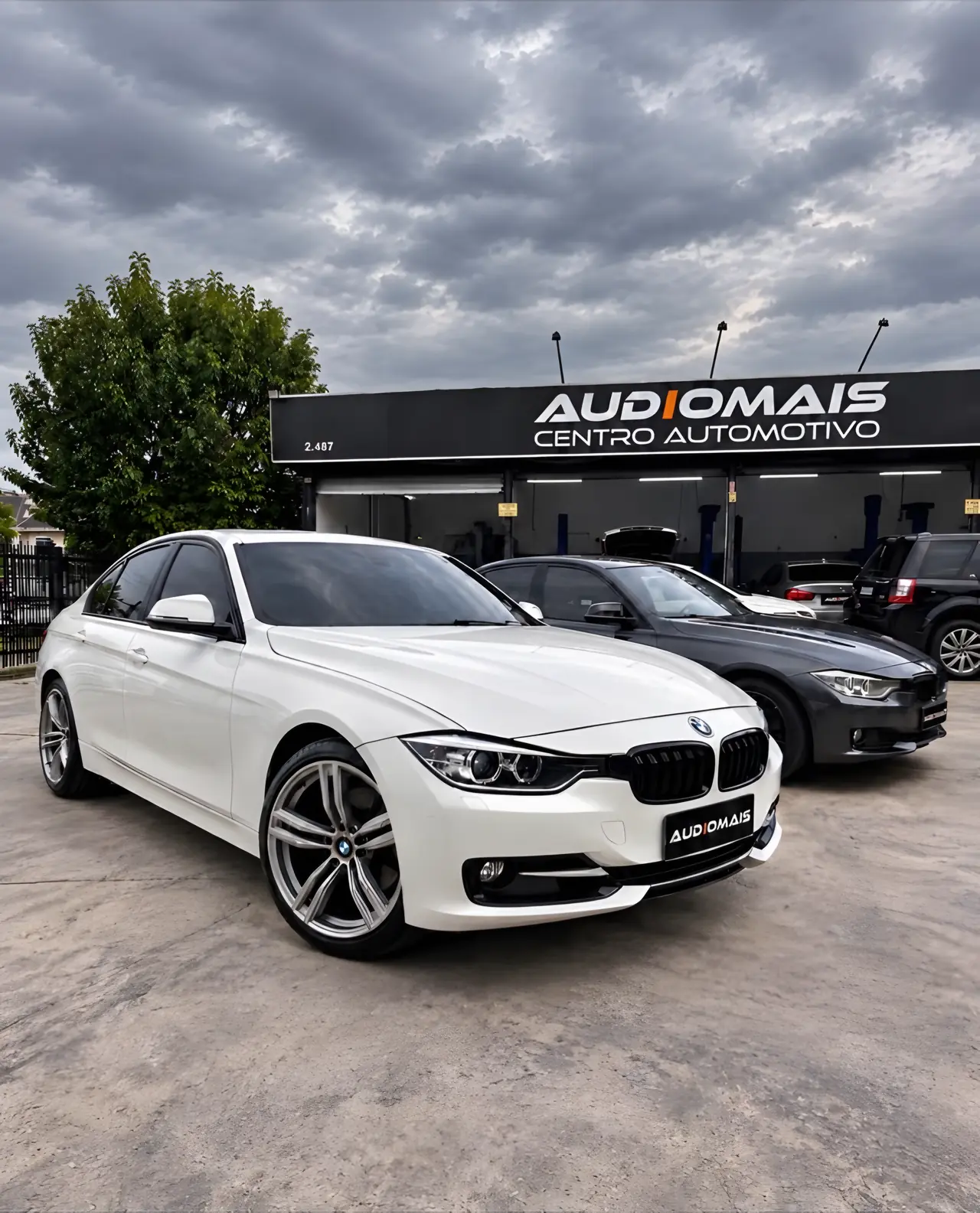 BMW branca em frente à Audiomais Centro Automotivo, em Curitiba